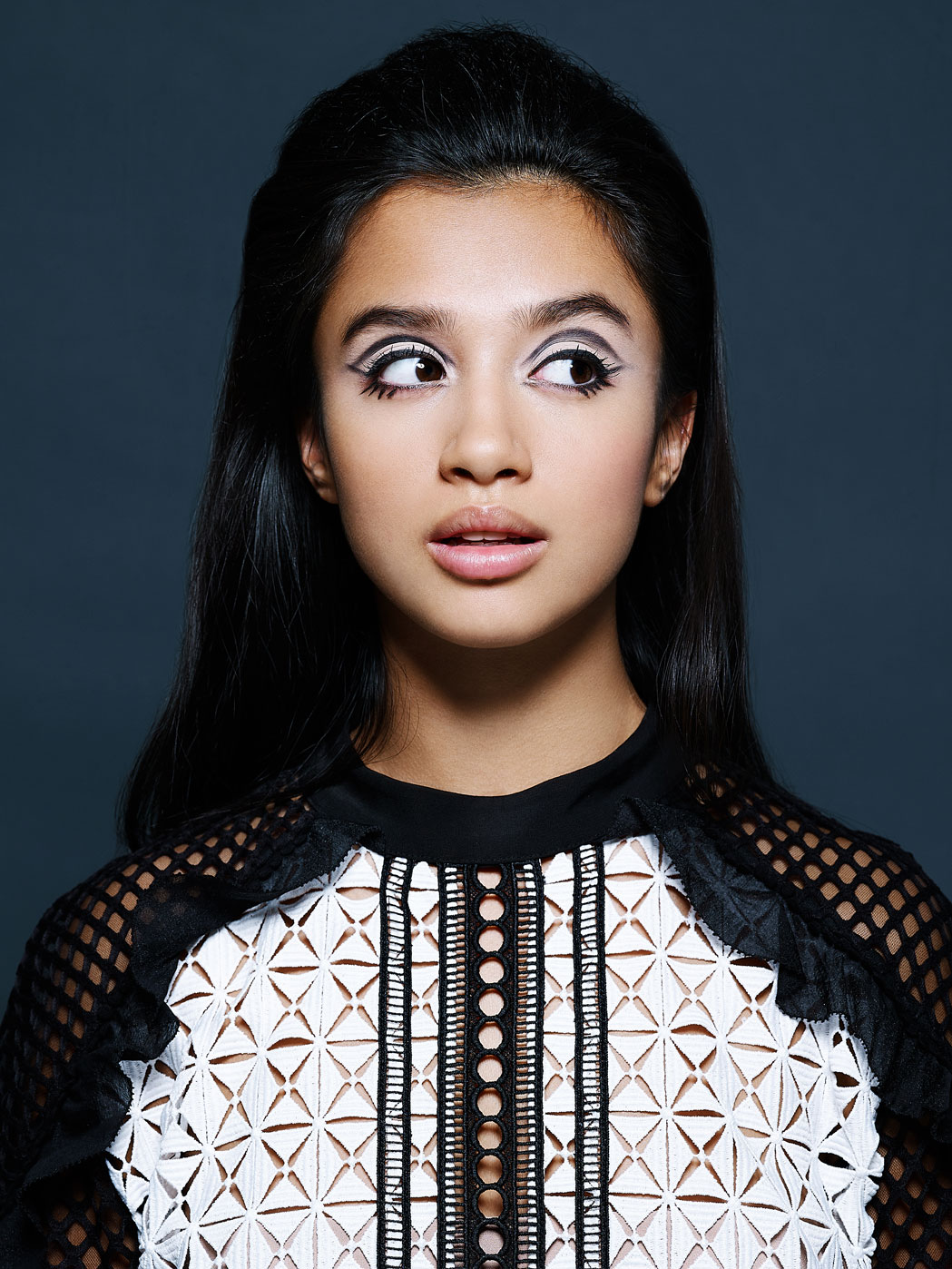 woman-with-60s-look-with-black-eyeliner