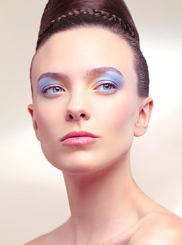 Woman-with-70s-makeup-look-desktop