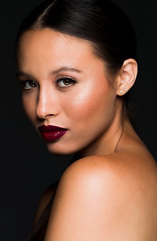 woman-with-90s-nude-makeup-look-desktop
